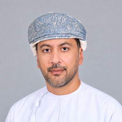 بورتريه عماني تقليدي بإضاءة استوديو